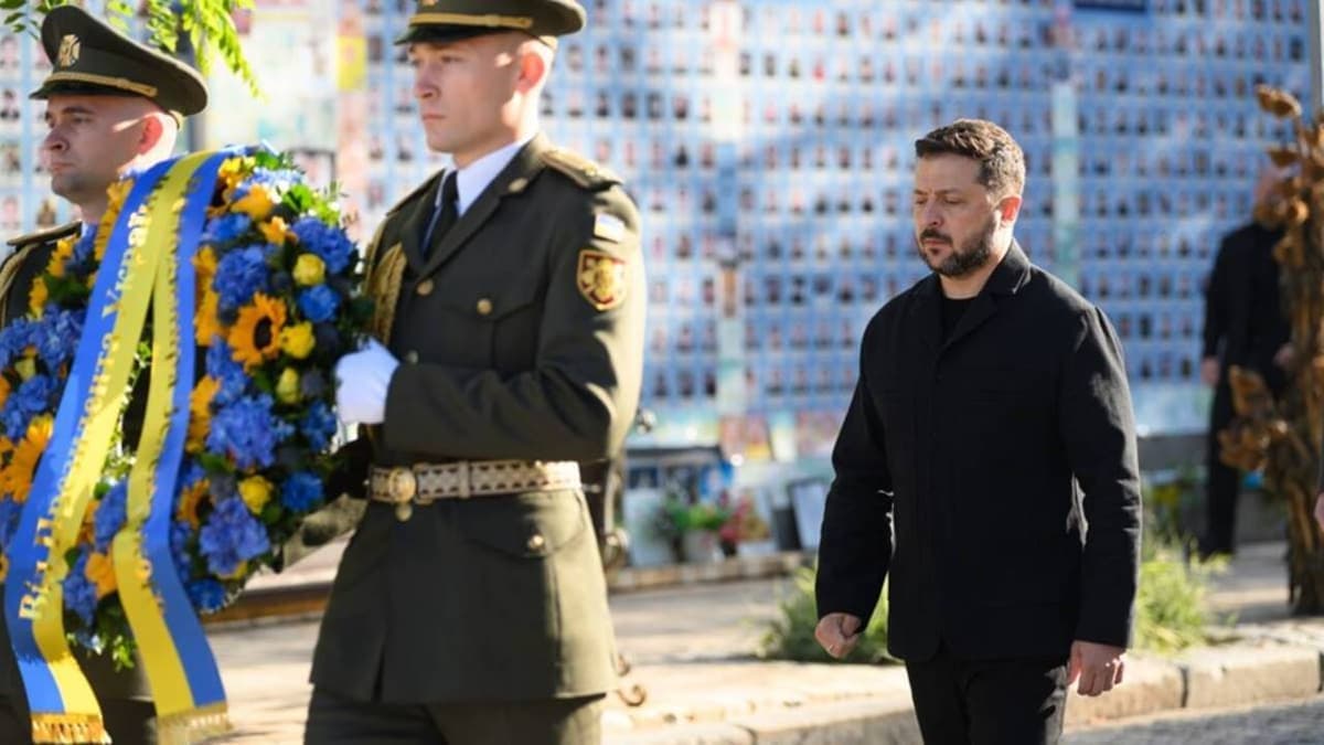 Zelenszkij méltó tisztelettel emlékezett az Ukrajnáért hullott hősökre Kijevben