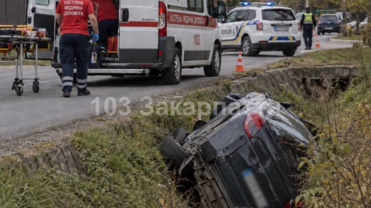 Súlyos baleset a Huszti járásban: árokba hajtott és felborult egy autó