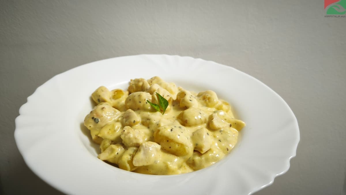 Krémes fokhagymás-tejszínes csirkés gnocchi egy serpenyőben