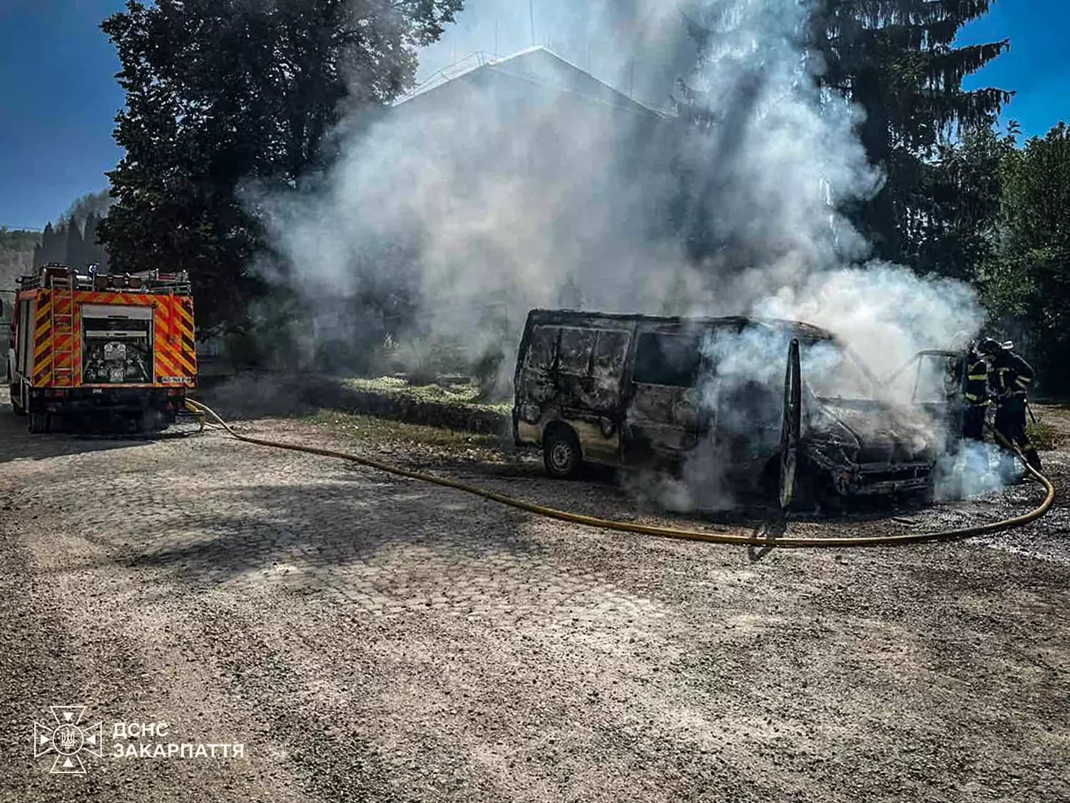 Teljesen kiégett egy mikrobusz Zárnyánál a Huszti járásban