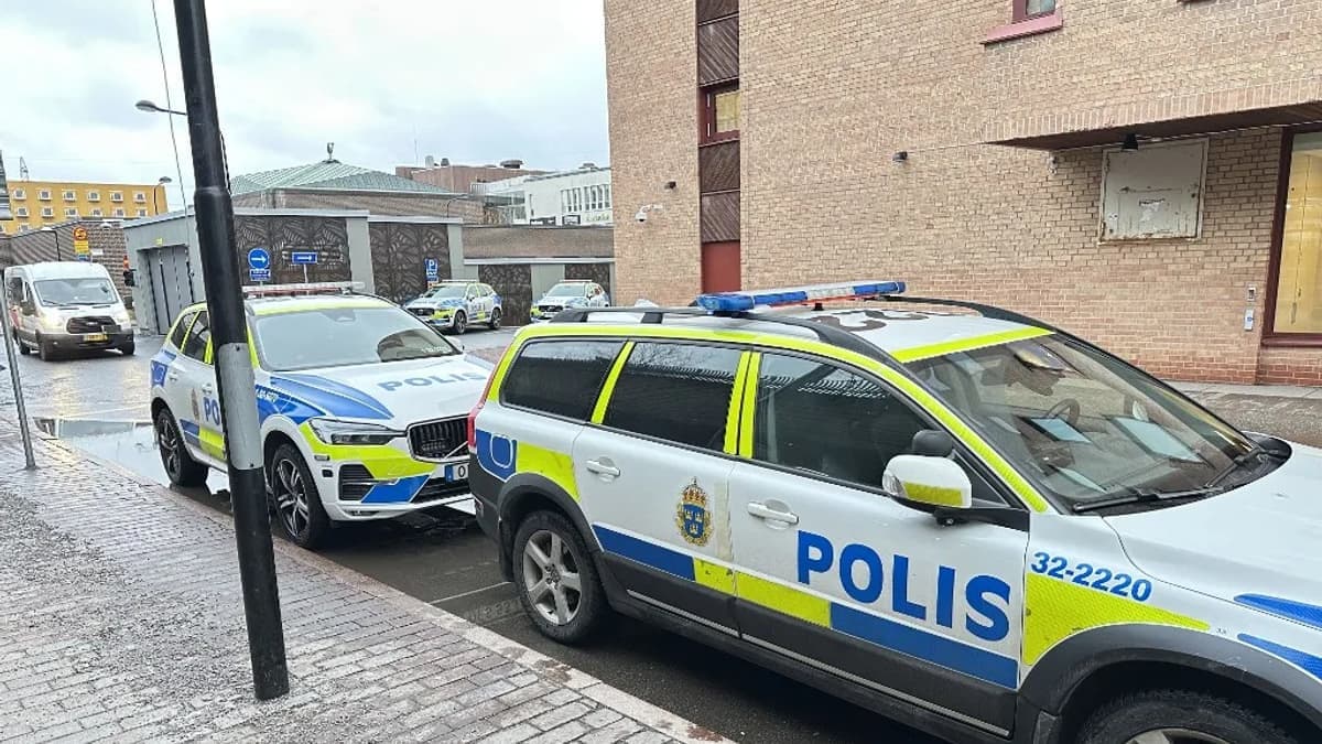 Fegyveres Támadás a Stockholmi Királyi Palotánál – Rendőrök Életet Mentettek