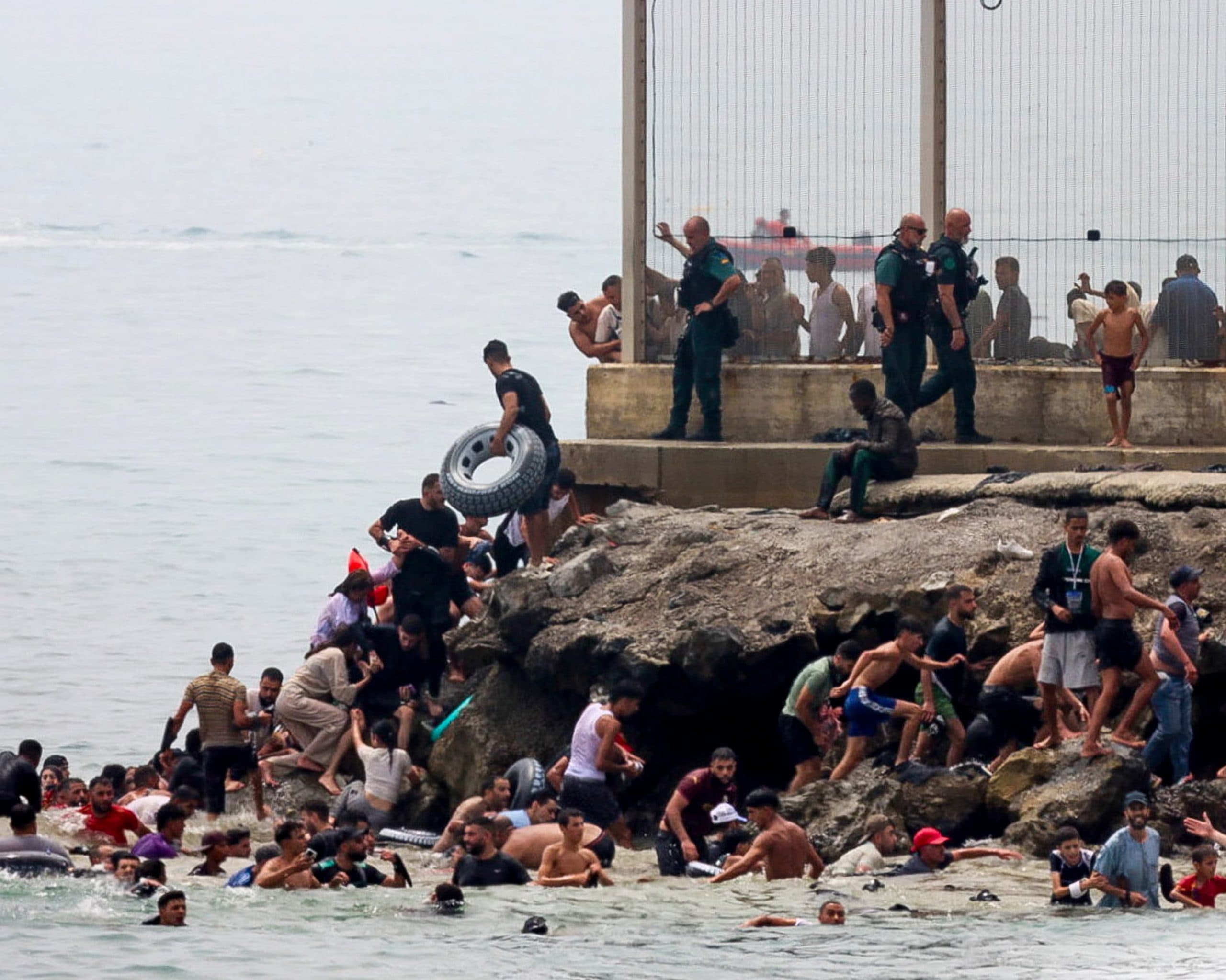 Kiemelkedő migrációs nyomás Ceutában: akár 60 ezer illegális bevándorló érkezett