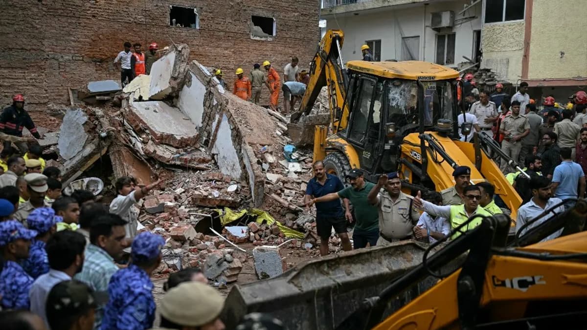 Delhiben összeomlott egy diákszálló, több tucat diák rekedt a romok alatt