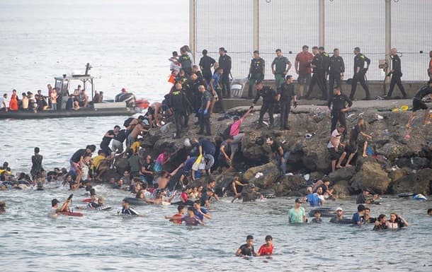 Tömeges visszatérés Ceutából: 70 ezer migráns hagyta el Spanyol exklávét