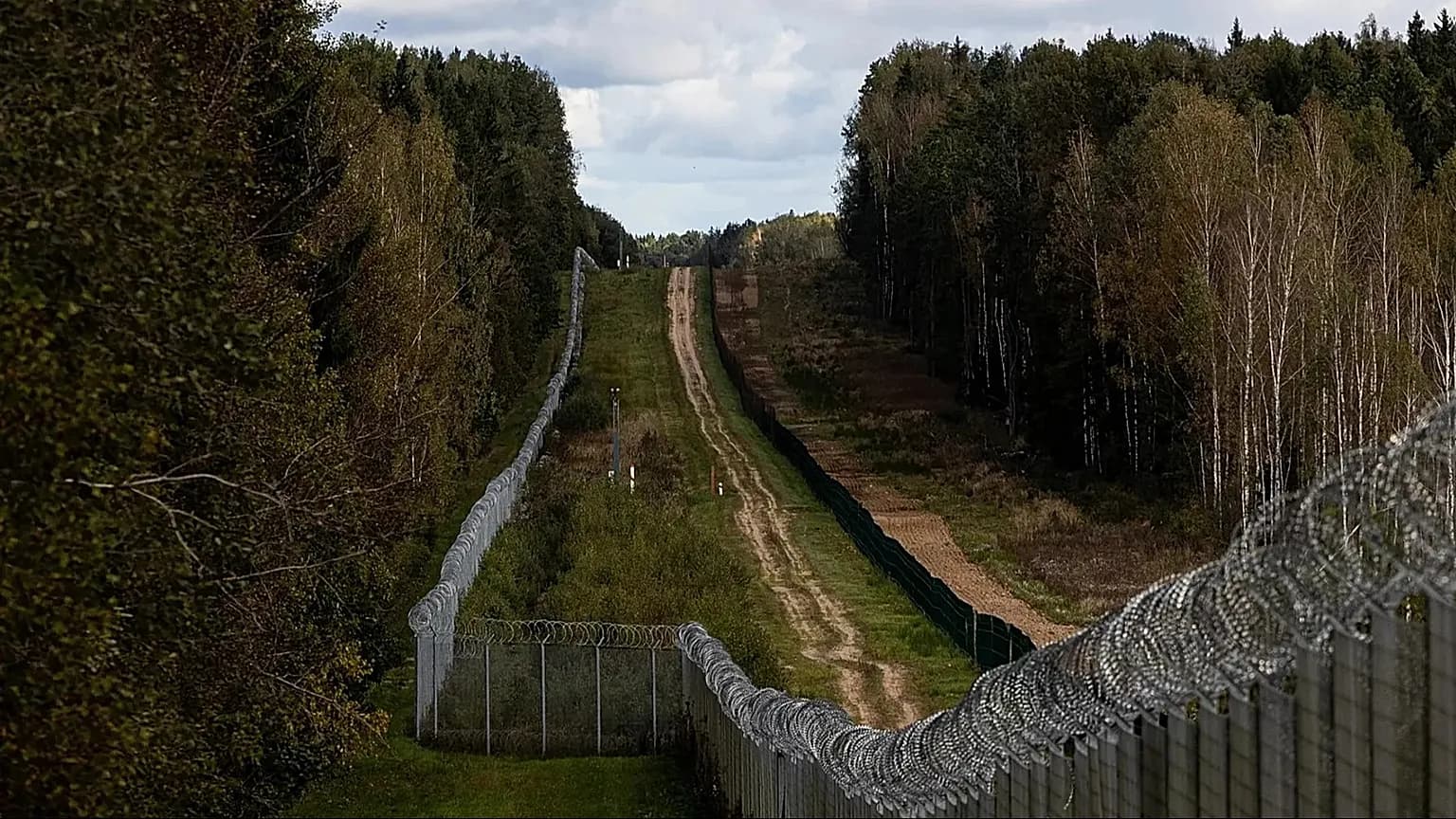 Litvánia erősíti határvédelmét: több tízméteres árkokat ásnak az orosz és belorusz határon