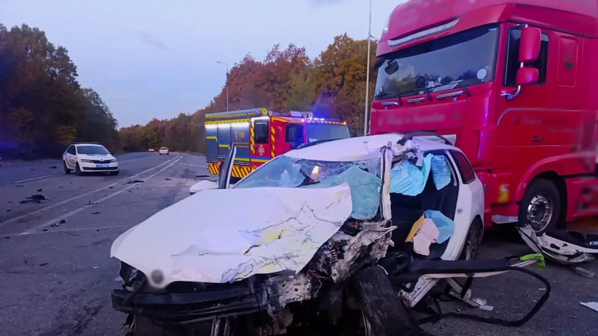 Súlyos baleset Ungvár belvárosában: személyautó és nemzetközi busz ütközött