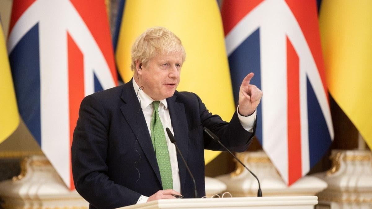 Johnson: Ukrajnának adják át a befagyasztott orosz vagyont, miután vonat is célponttá vált a lengyel határ közelében