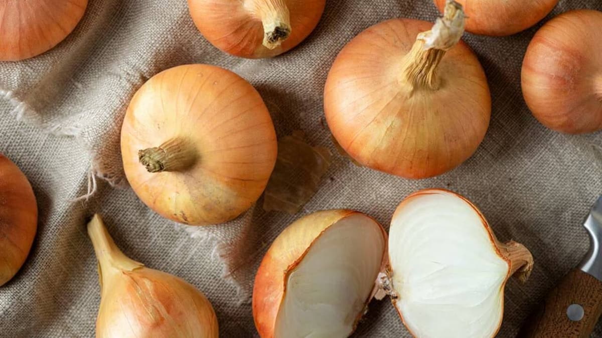 Házi praktikák nátha ellen: vöröshagyma tea, szirup és illatpára használata