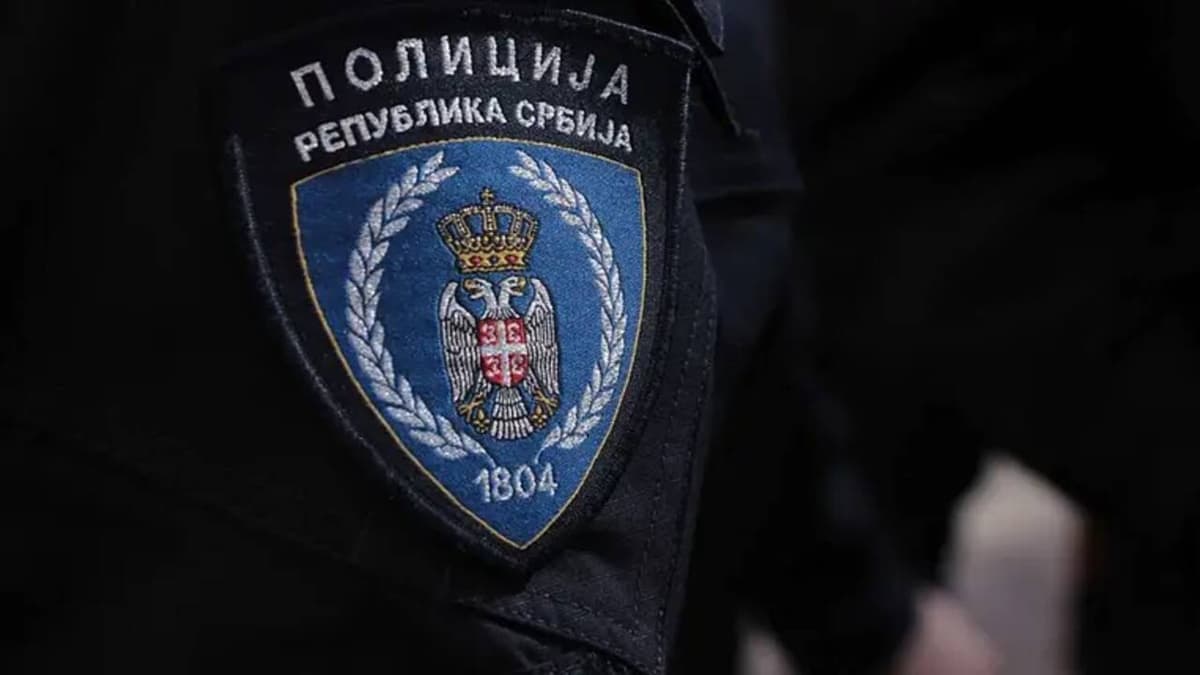 Vörös terrorkészültség Szerbiában: Késsel támadtak egy rendőrre Belgrádban az izraeli nagykövetségnél