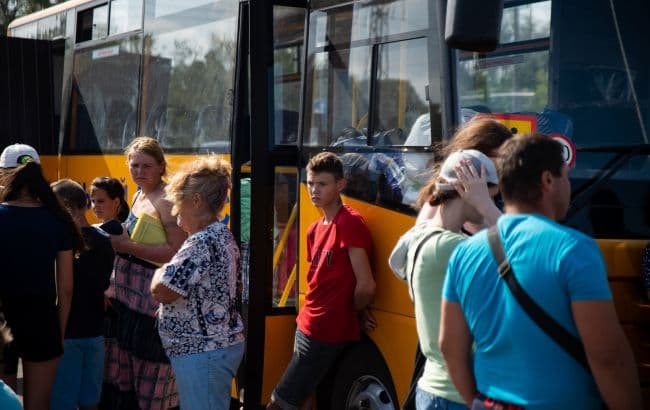 Kényszerevakuálás 16 településről Dnyipropetrovszk megyében: gyermekes családok menekítése