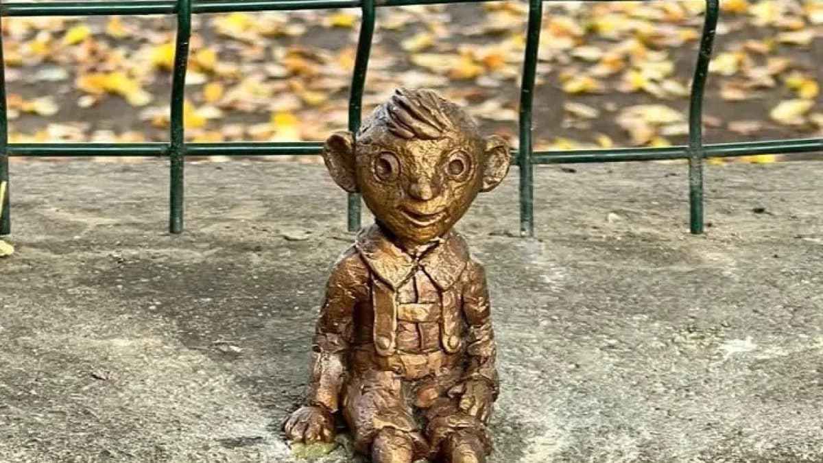 Ungvár új miniszobra Hurvínek százéves kalandjait idézi fel