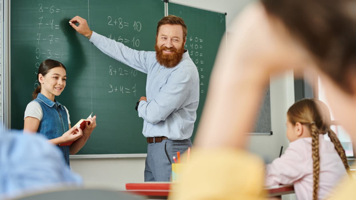 Szeptembertől jelentősen nő az ukrajnai pedagógusok alapbére