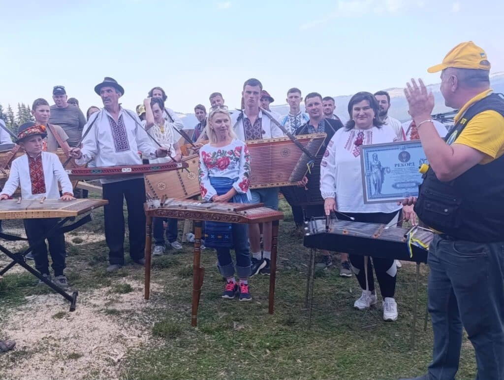 Cimbalmokkal írtak történelmet a Hoverlán csúcsán