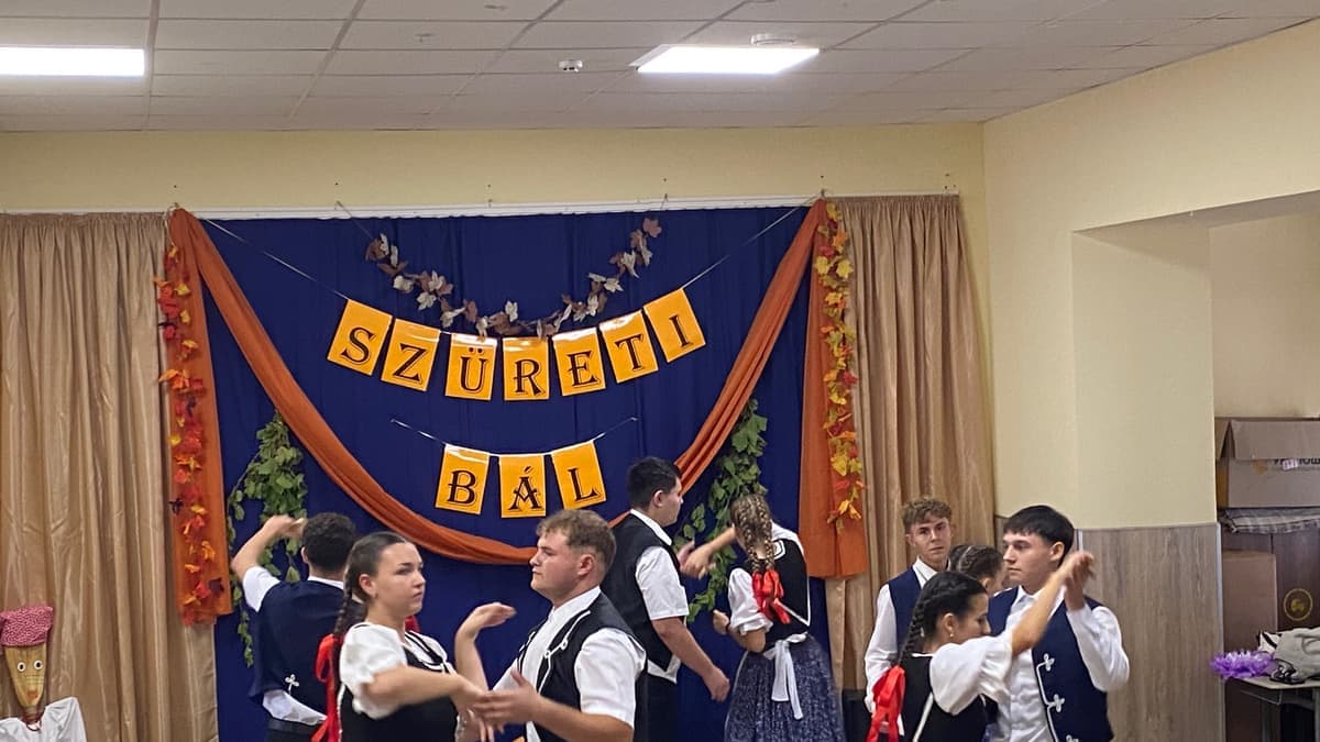 Hagyományőrző Szüreti bál a Kaszonyi Arany János Líceumban