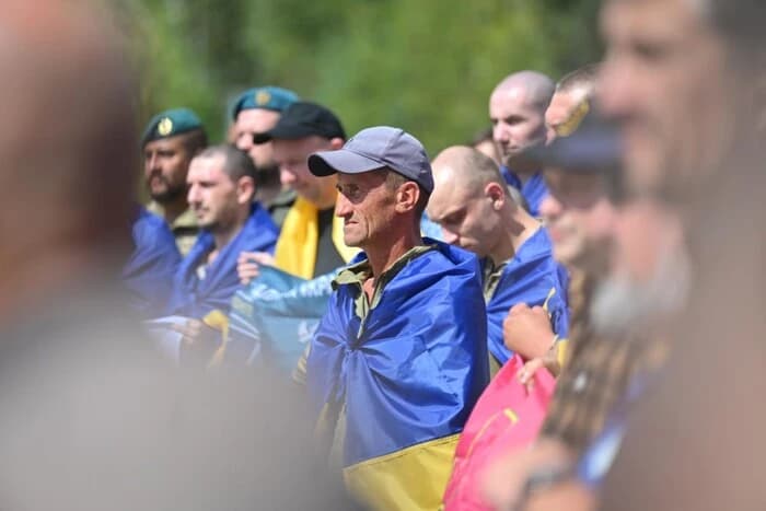 103 ukrán katona tért haza az orosz fogságból, köztük mariupoli hősök