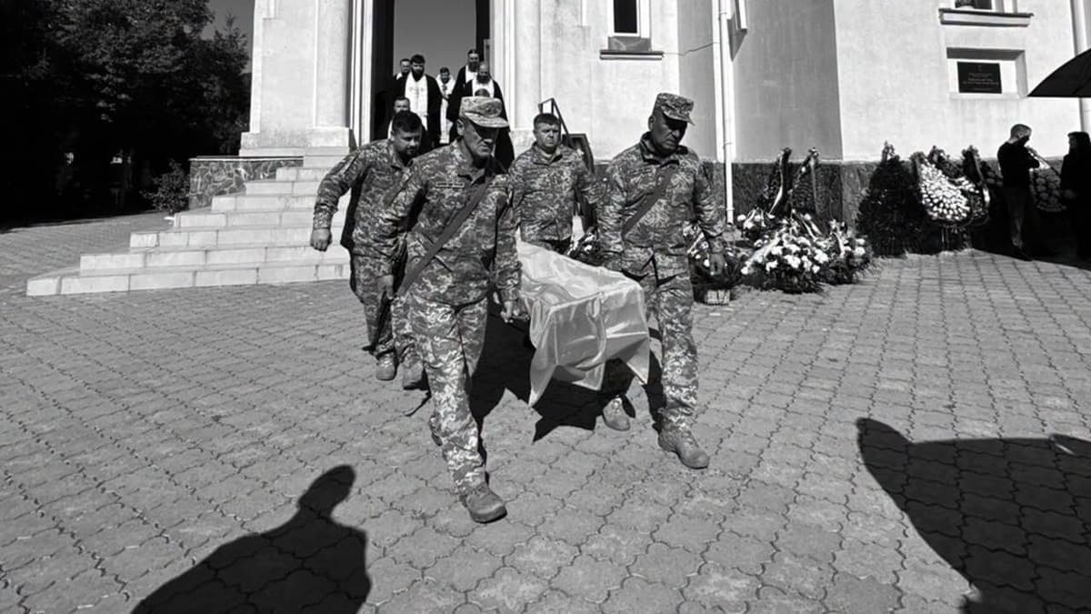 Munkácson búcsúztatták Mikola Zserebak hősi halott katonát