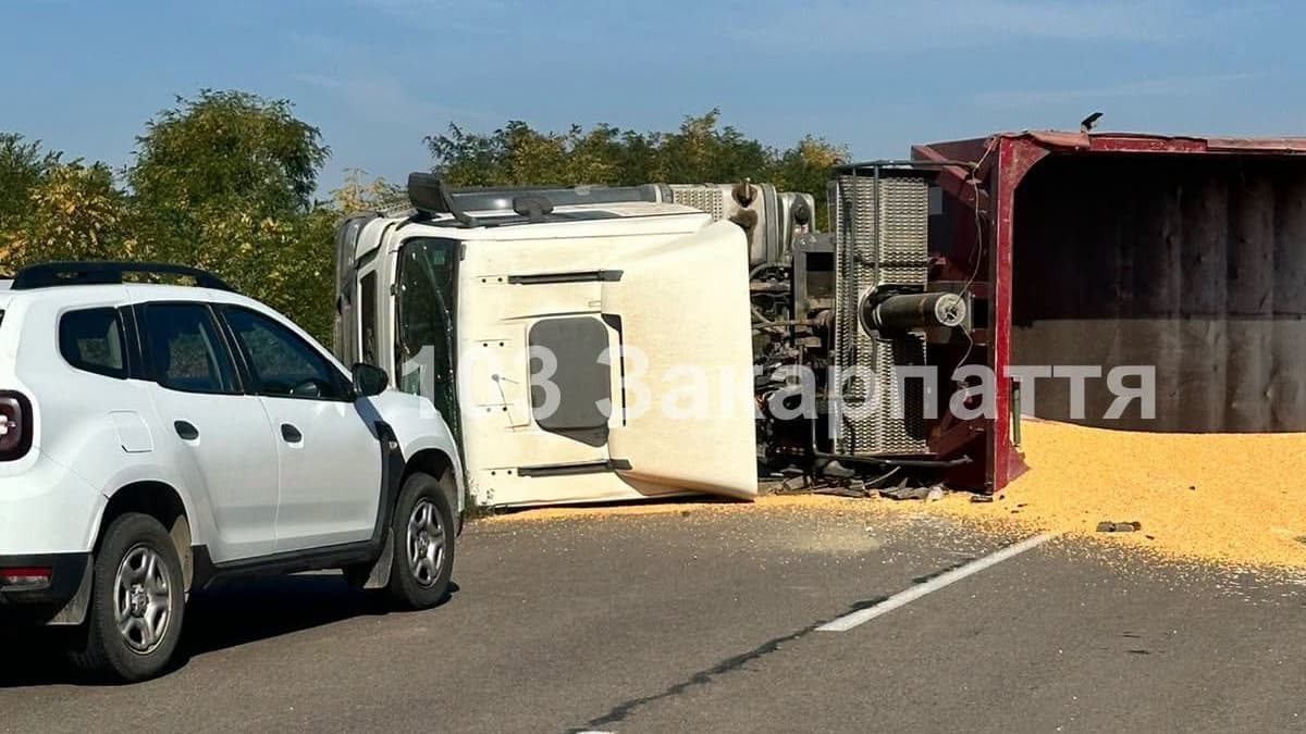 Súlyos teherautó-baleset Bátyú közelében: vezetője kórházban