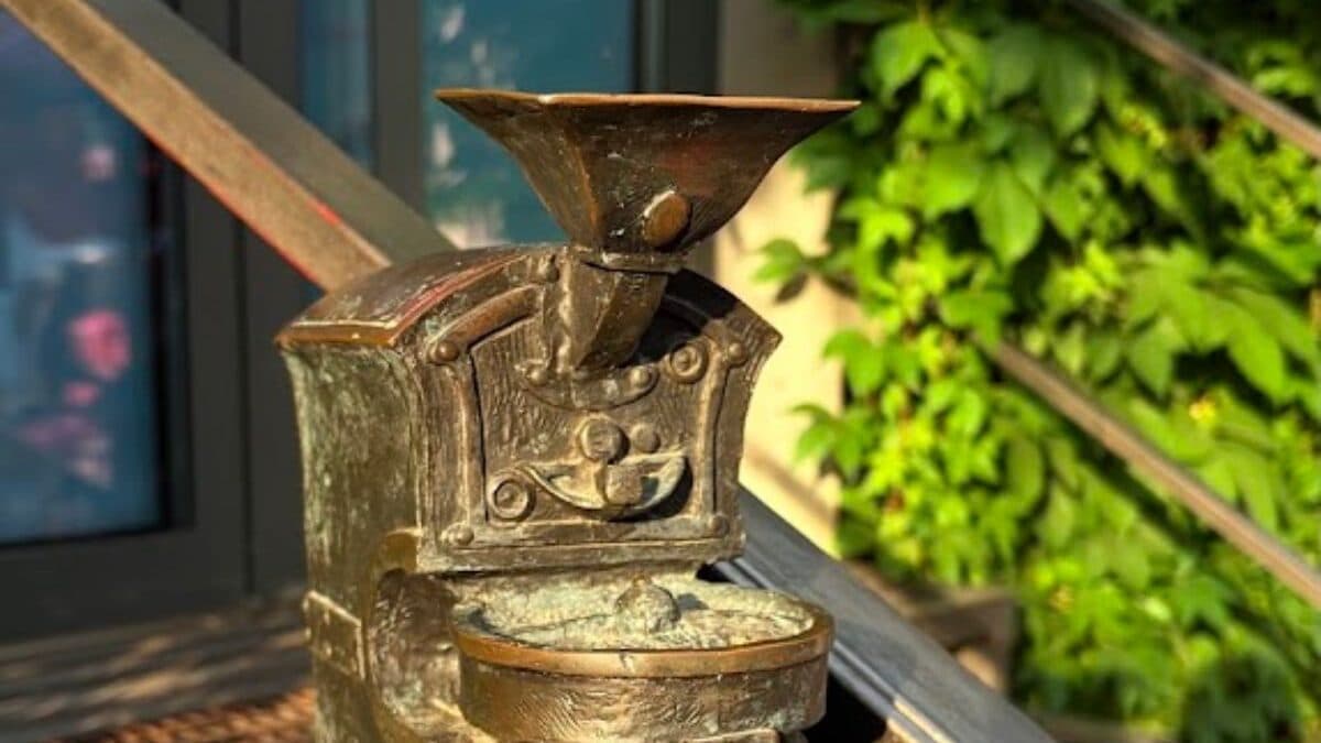 Ungvár bronzminiatűrjei: Kávékultúra és tudás a város apró szobraiban
