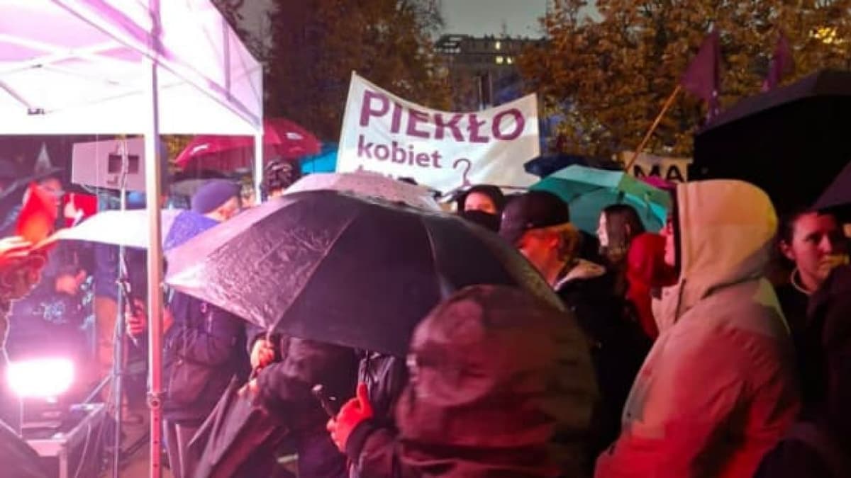 Tüntetéshullám Lengyelországban: női jogokért demonstráltak 28 városban