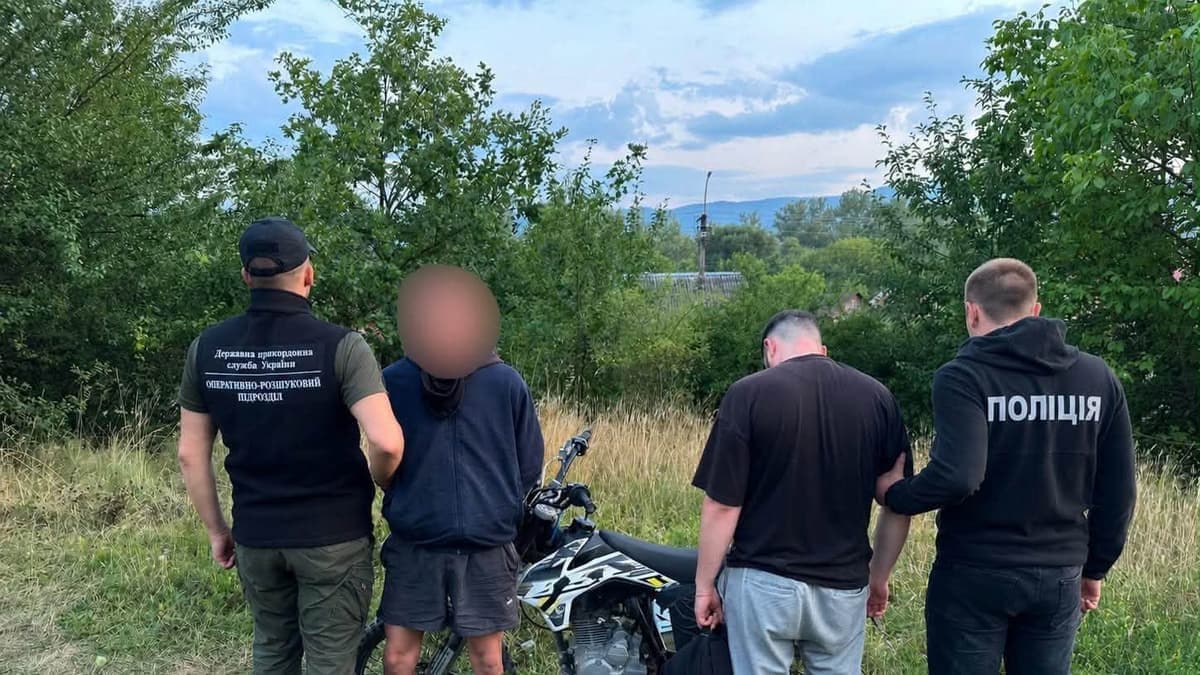 Embercsempészeket kaptak el Kárpátalján: Hadköteleseket szállítottak illegálisan