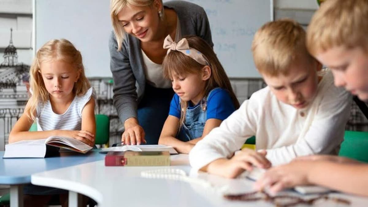 2026 decemberéig tízezrek pedagógusai kapnak havi 2000 hrivnyás béremelést Ukrajnában