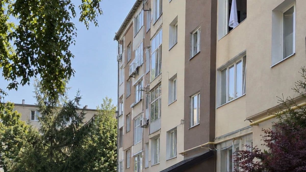 Súlyos sérülésekkel került kórházba egy férfi Ungváron, miután kiesett az ablakból