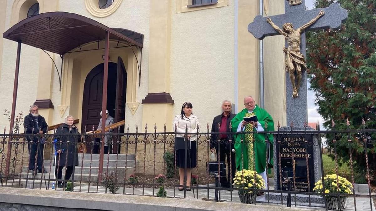 Új Kereszt Áll a Bulcsúi Katolikus Templom Udvarán – Hit és Összetartozás Szimbóluma