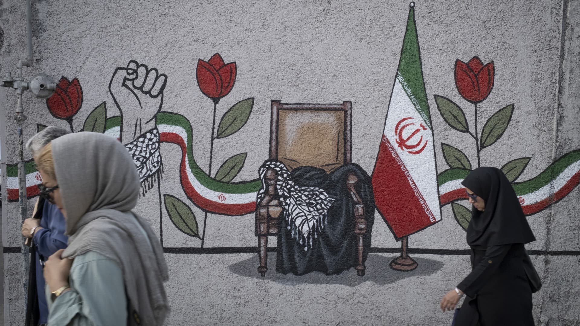 Irán új vezetője az iszlám egységet sürgeti, miközben fél év után először megjelent nyilvánosan