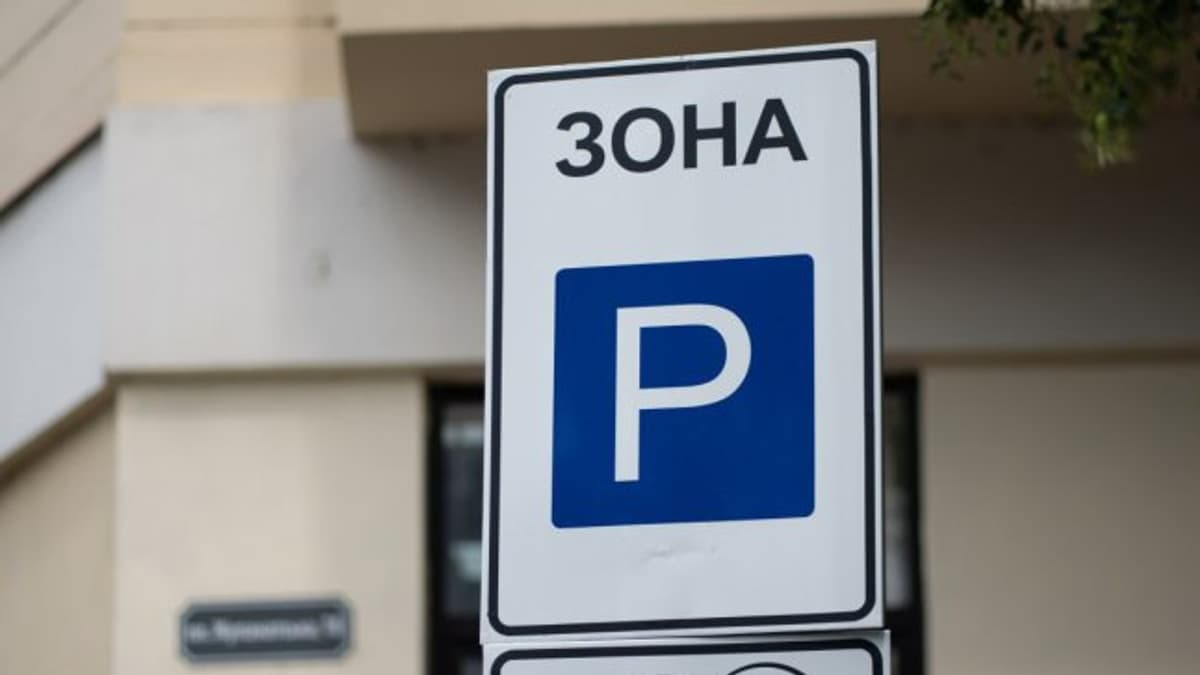Fizetős parkolók szolgáltatnak nagyobb bevételt Kárpátalján, közel 6 millió hrivnya gyűlt össze