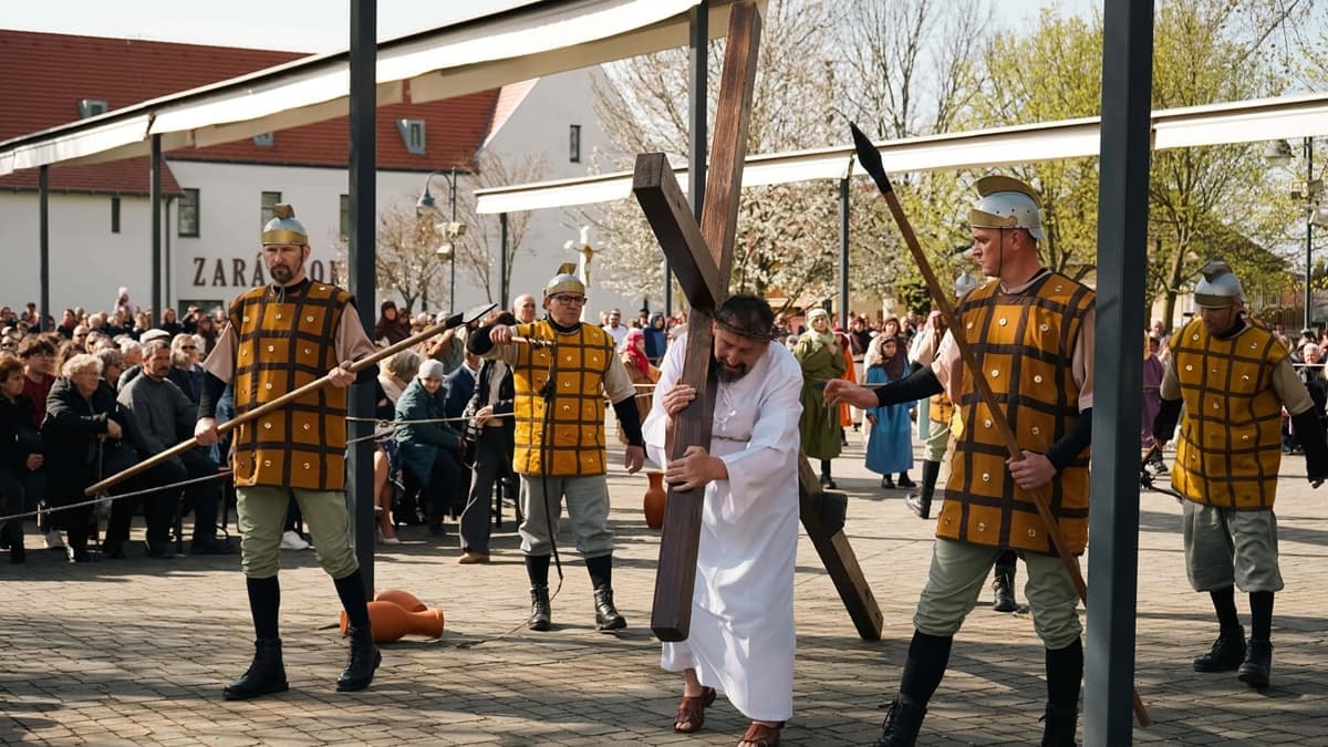 Új fejezet a Kárpát-medencei passió hagyományában: találkozó Csíksomlyón