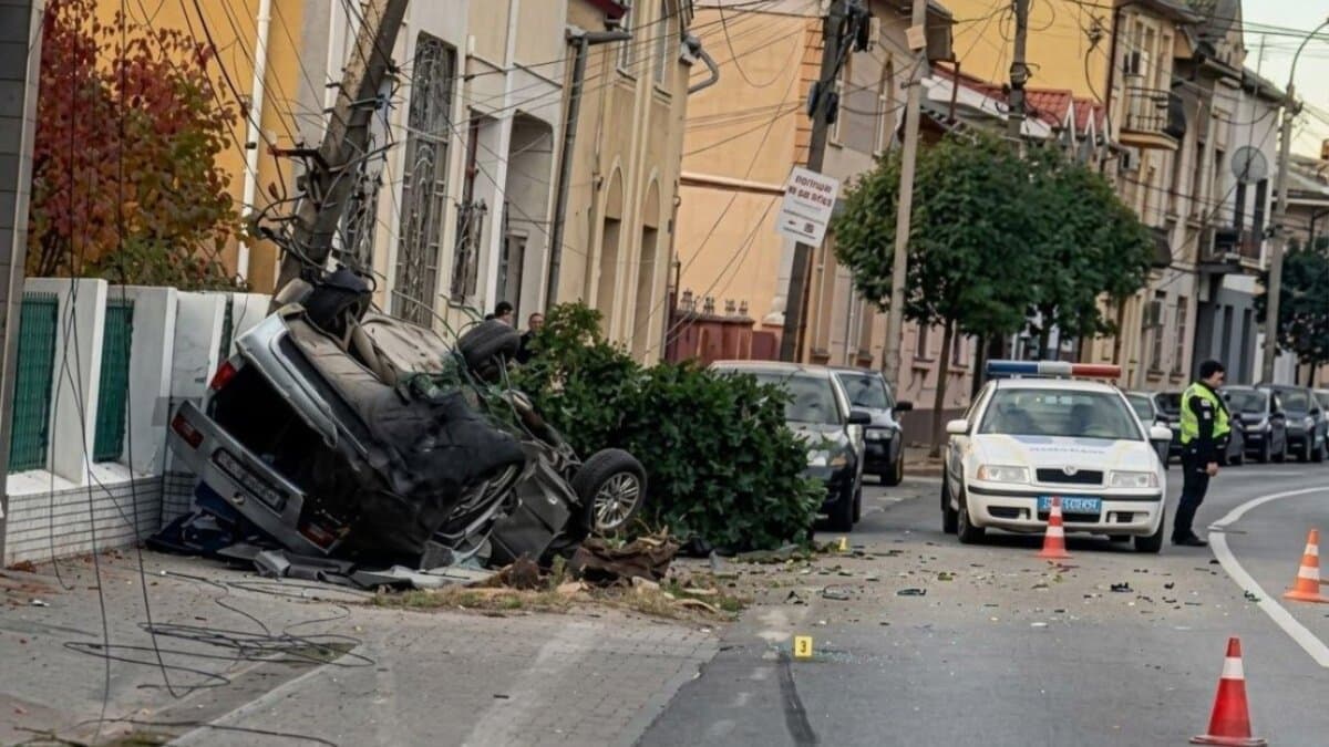 Súlyos közúti baleset Ungváron: egy autó felborult a Bercsényi utcában