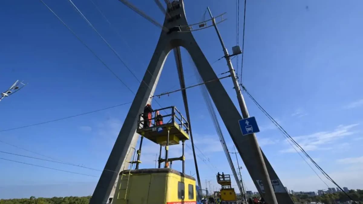 Friedrich Merz látogatása alatt orosz drón csapódott a kijevi Északi hídba