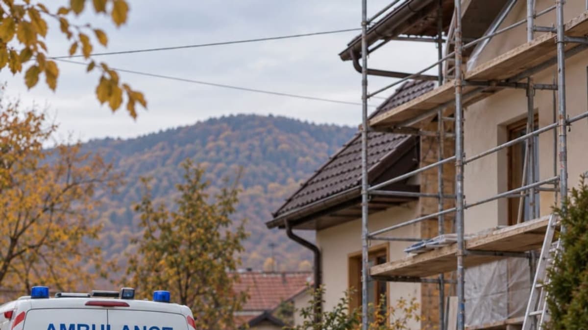 Súlyos sérülésekkel került kórházba egy férfi Munkácson egy harmadik emeleti zuhanás után