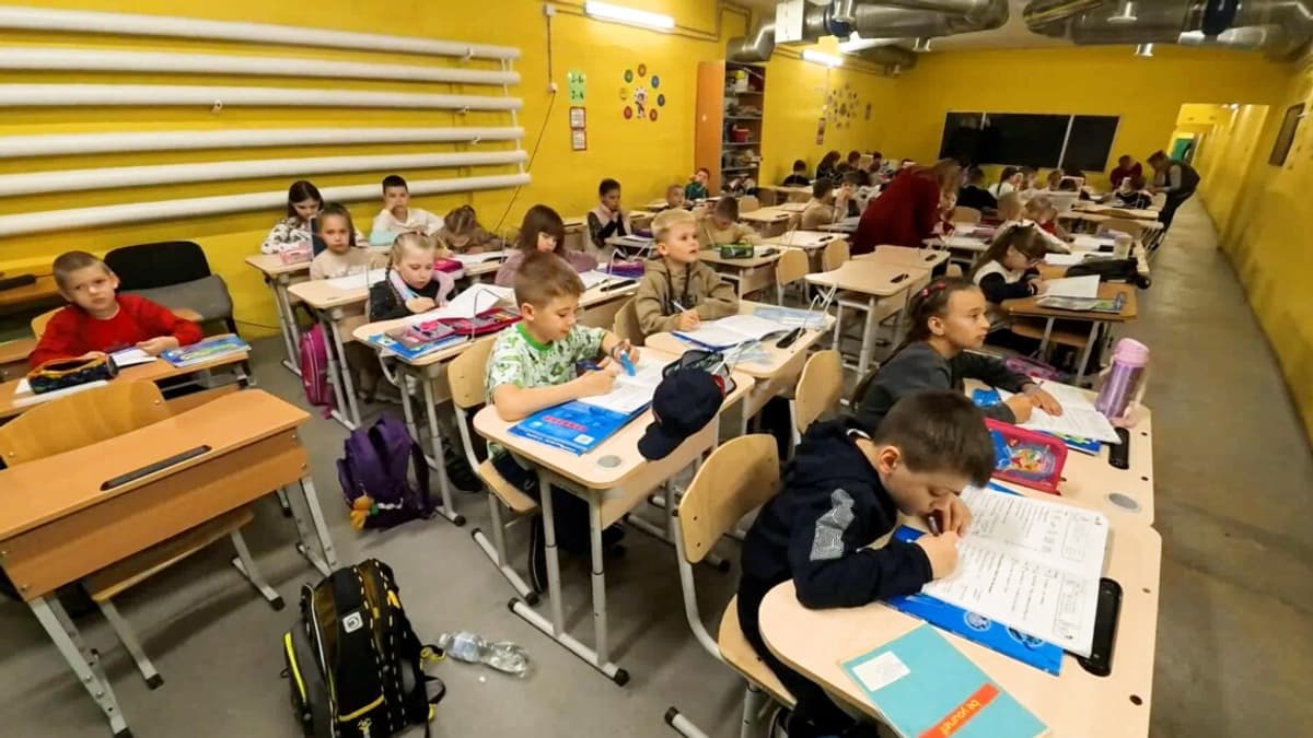 Ukrajnai iskolák kevesebb mint fele biztosít folyamatos oktatást légitámadás alatt