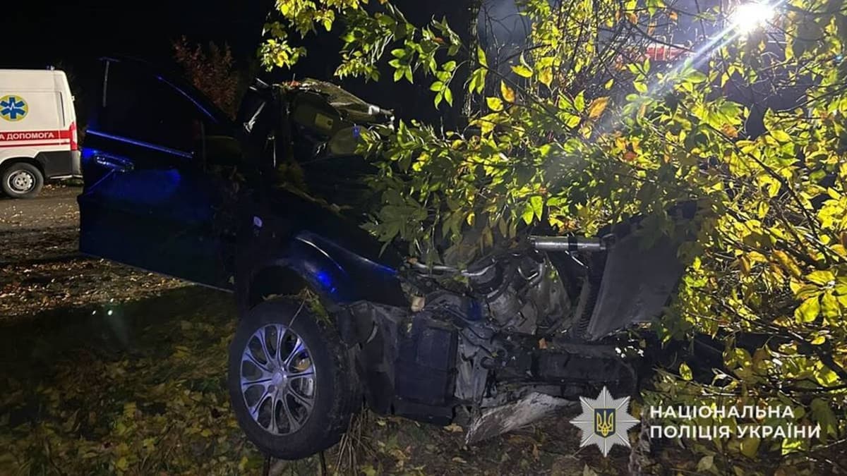Tragikus baleset Kárpátalján: három halott, köztük két fiatalkorú egy fának csapódott autóban