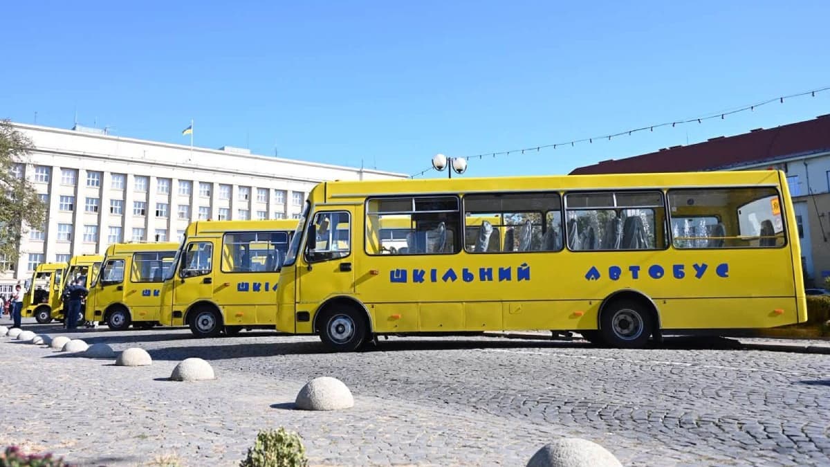 Öt új iskolabuszt vehettek át kárpátaljai oktatási intézmények
