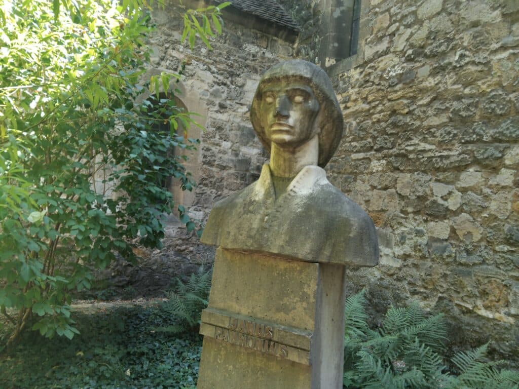 Janus Pannonius mellszobra díszíti a Margit-szigetet