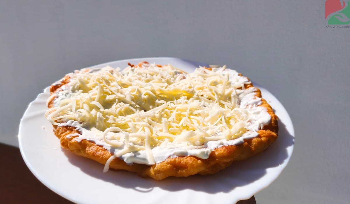 Nyári vásárok hangulatát idéző házi sajtos-tejfölös lángos receptje