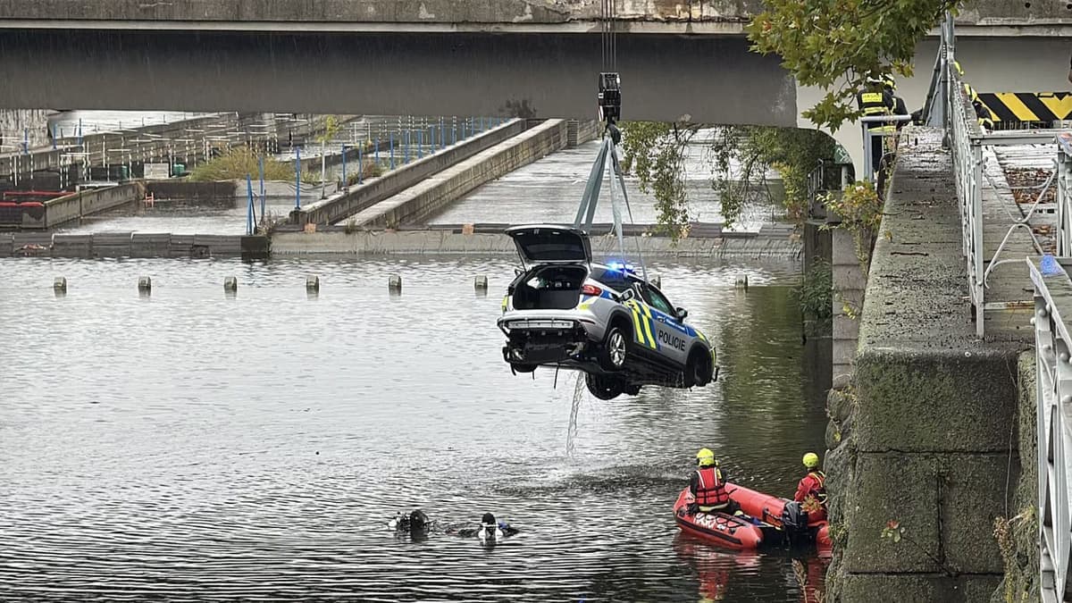 Rendőrautó csúszott a Moldvába Prágában – futó ugrott a segítségére