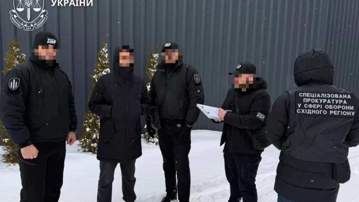 Több tízmillió hrivnya elsikkasztásával vádolnak katonai vezetőt és társait