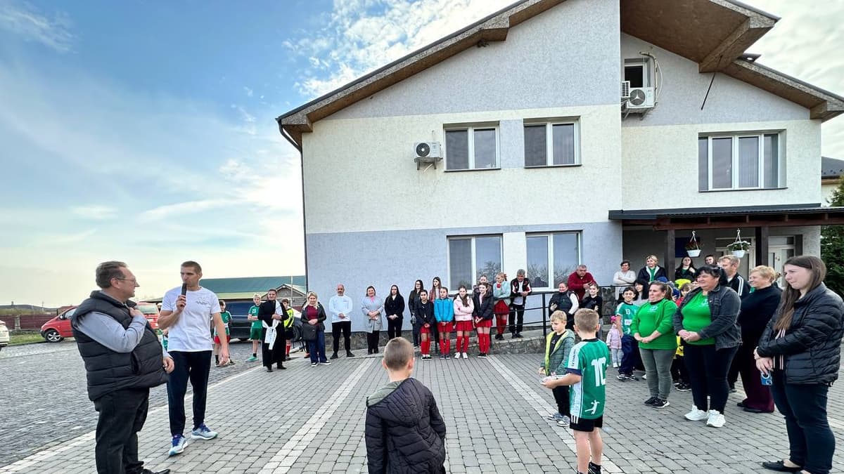 Új műfüves focipálya a ráti gyermekotthon és falu fiataljai számára