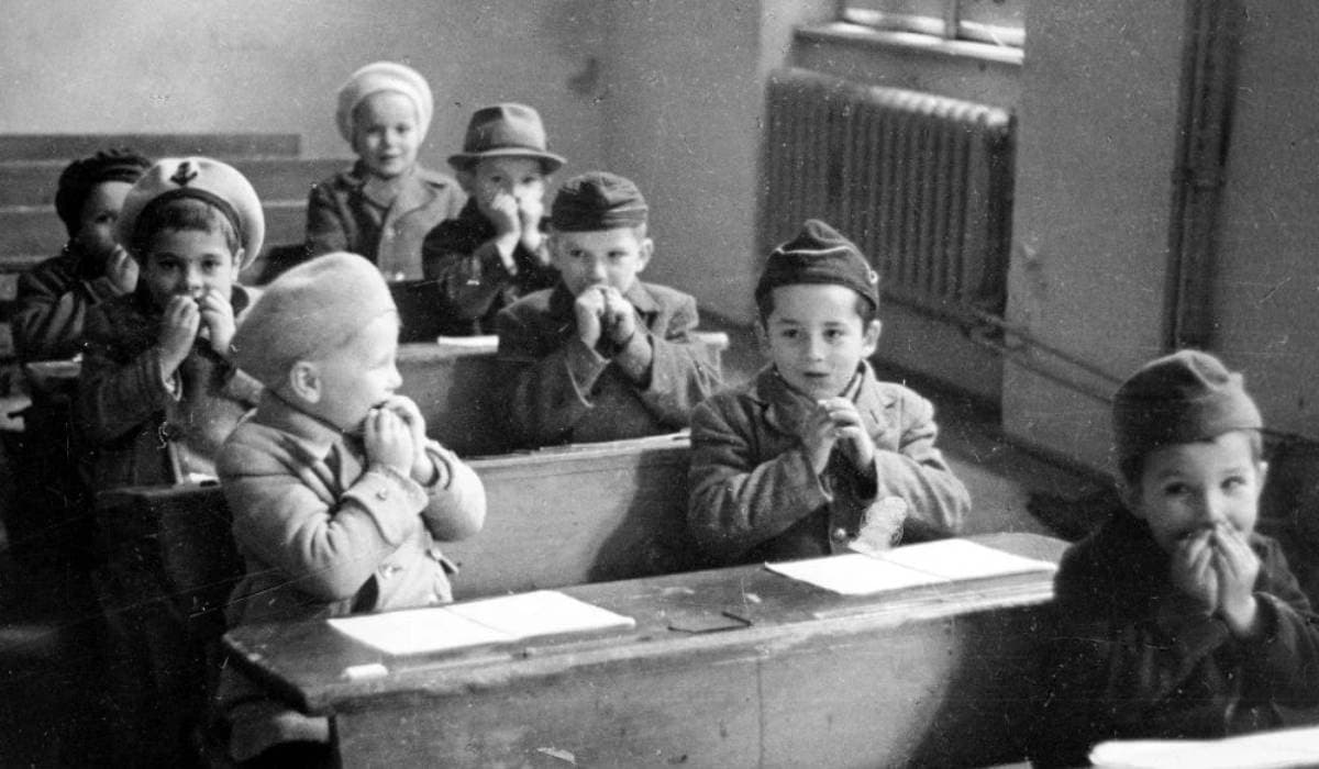Számtalan kihívás száz éve: kilenc órás kezdés, testi fenyítés és tankönyvhiány a diákság mindennapjaiban