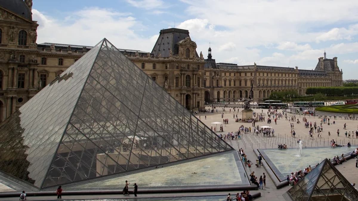 Két német férfi rongálta meg a Mona Lisa termének falát a Louvre-ban