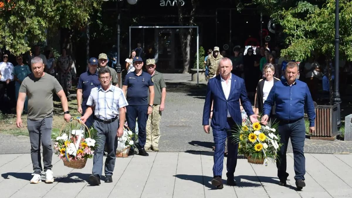Emléktábla áll a Bahmutnál elesett Jurij Cservatyuk emlékére Beregszászban