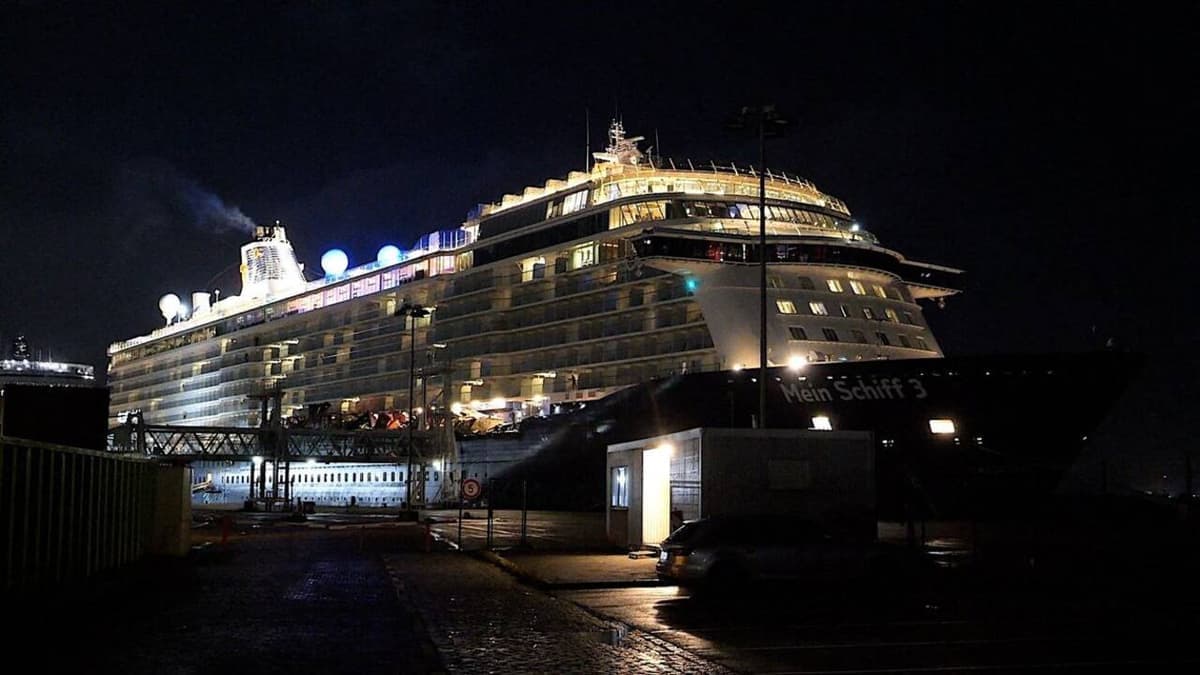 Erős szél sodorta neki a Mein Schiff 3 óceánjárót két konténerszállítónak Bremerhavenben