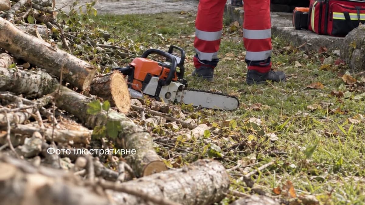 Súlyos sérülést szenvedett egy idős férfi láncfűrész balesetben Rahó közelében