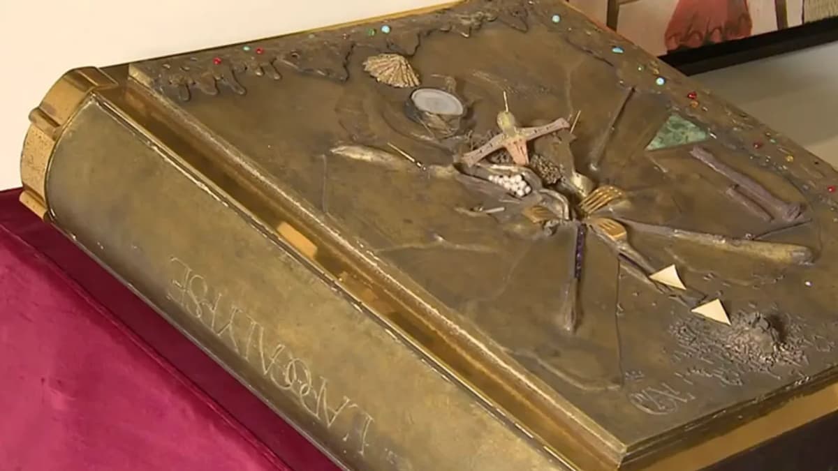Elraboltak egy 210 kilós művészeti kincset Franciaországban, melyet Dalí és Cocteau is alkotott
