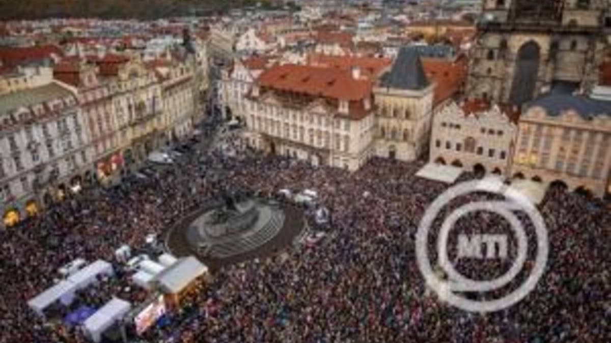 Tízezrek tüntettek Prágában a közmédia függetlenségéért a finanszírozás átalakítása ellen