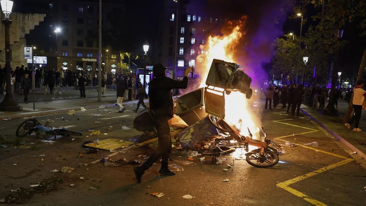 Fiatalok fosztogattak és randalíroztak Barcelonában egy tüntetés után