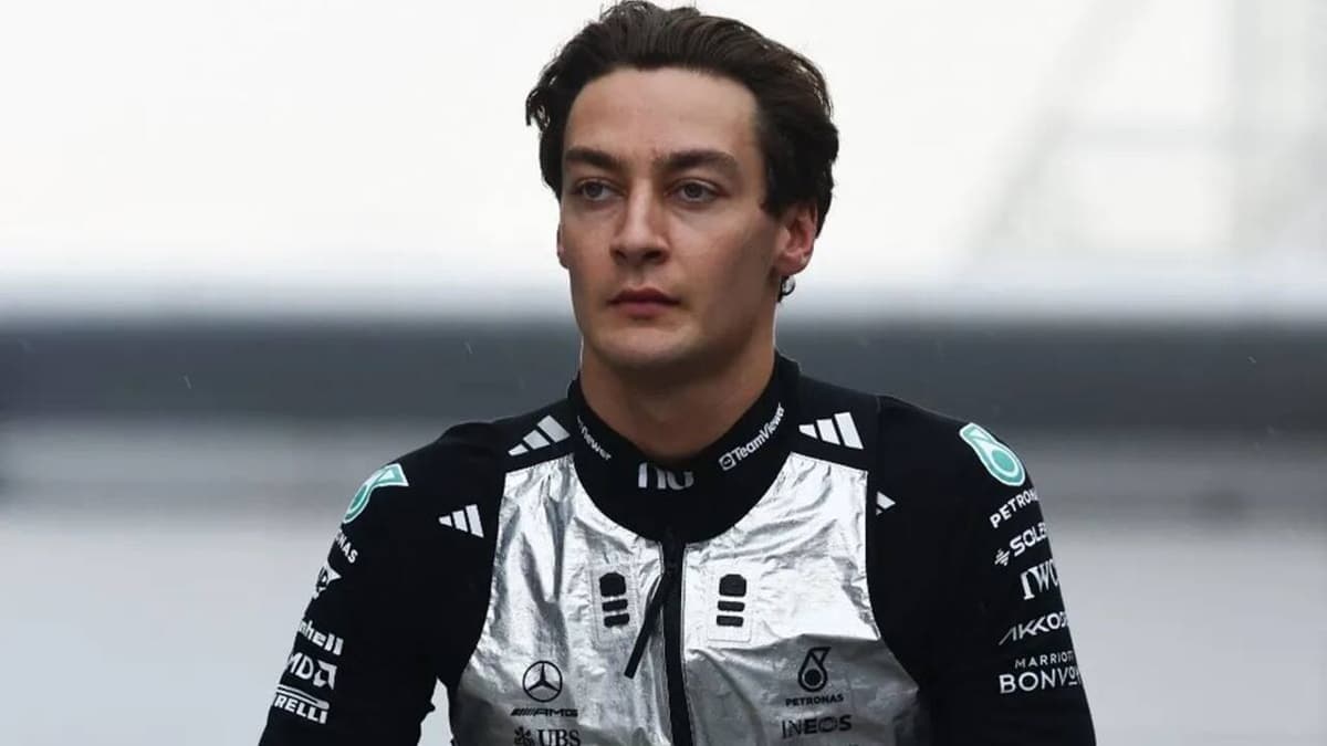 George Russell a mezőny végéről indul a Szingapúri Nagydíjon motorcsere miatt